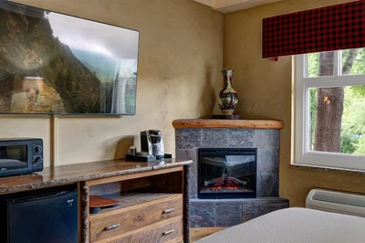 The Appy Lodge King Fireplace room