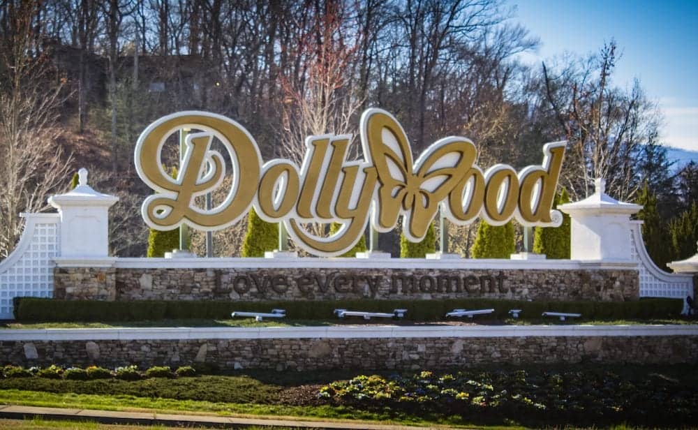 Dollywood sign outside theme park