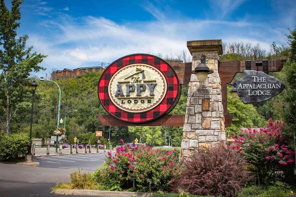 outside of the appy lodge hotel in gatlinburg in summer